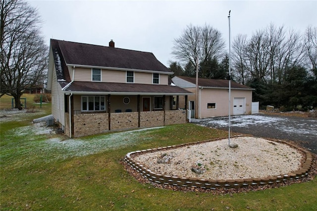 view of front facade featuring a garage and a front yard