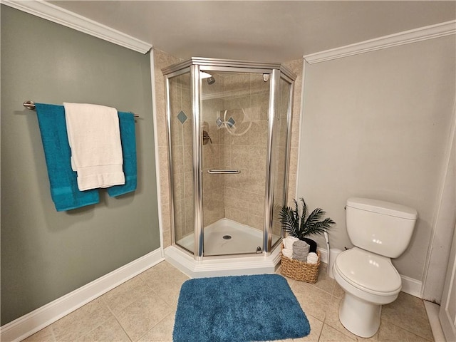 bathroom featuring tile patterned flooring, crown molding, toilet, and a shower with shower door