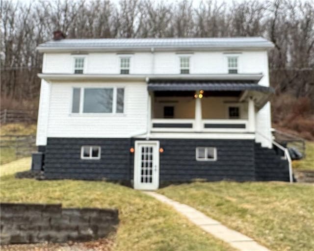 view of front facade with a front lawn