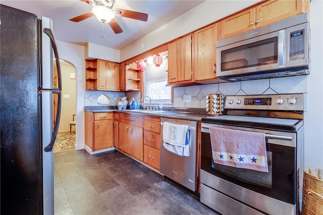 kitchen featuring tasteful backsplash, ceiling fan, stainless steel appliances, and sink