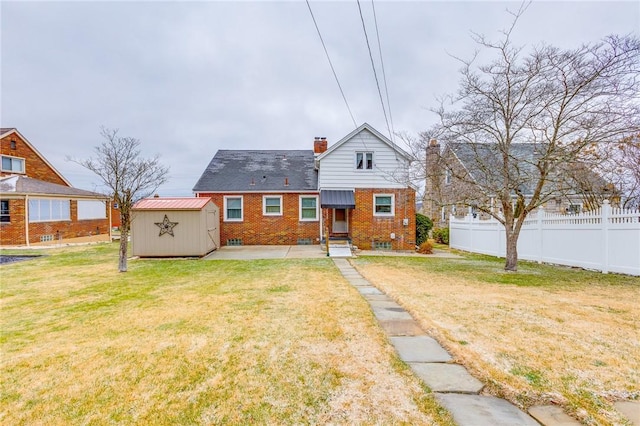 view of front of house featuring a shed and a front yard