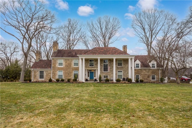 view of front of home featuring a front lawn