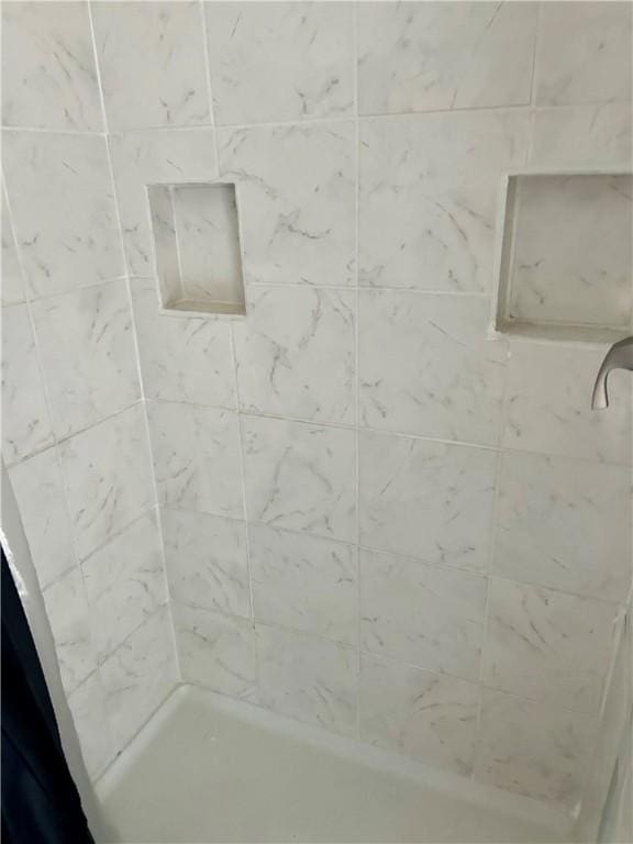 bathroom featuring tiled shower