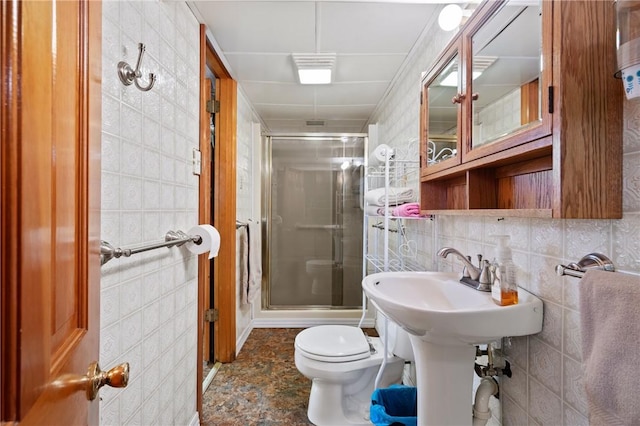 bathroom featuring tile walls, a shower with shower door, and toilet