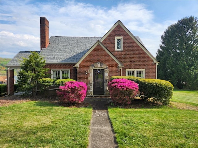 view of front facade with a front lawn