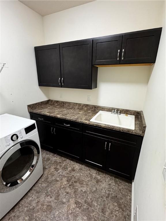 laundry room with sink, washer / dryer, and cabinets