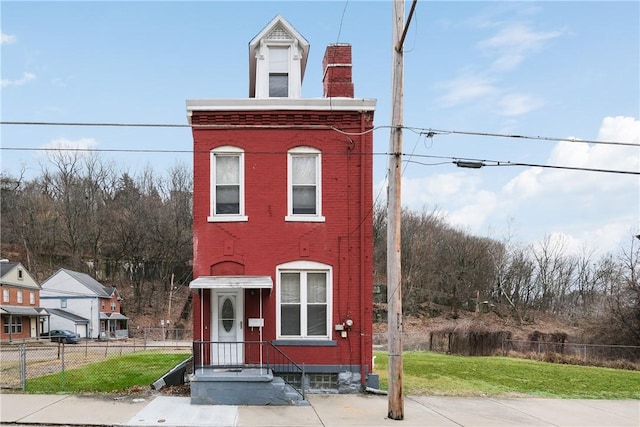 view of front facade featuring a front yard