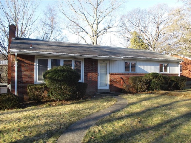 ranch-style house featuring a front lawn