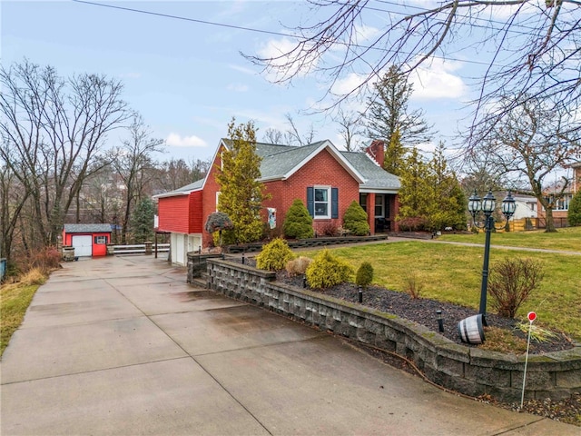 view of front of property featuring a shed and a front yard