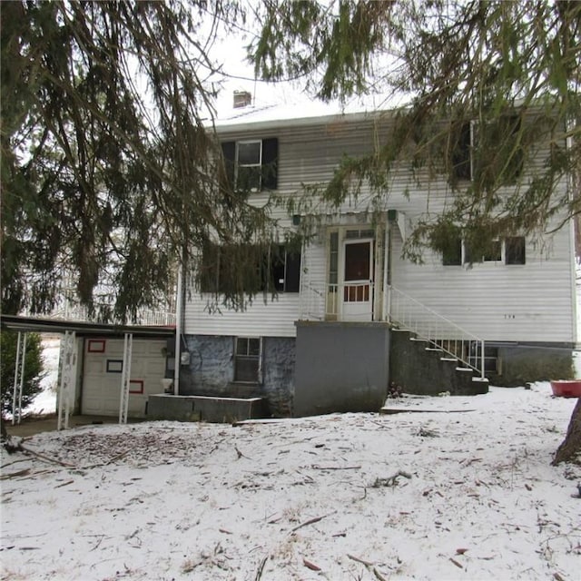 view of front of house featuring a garage