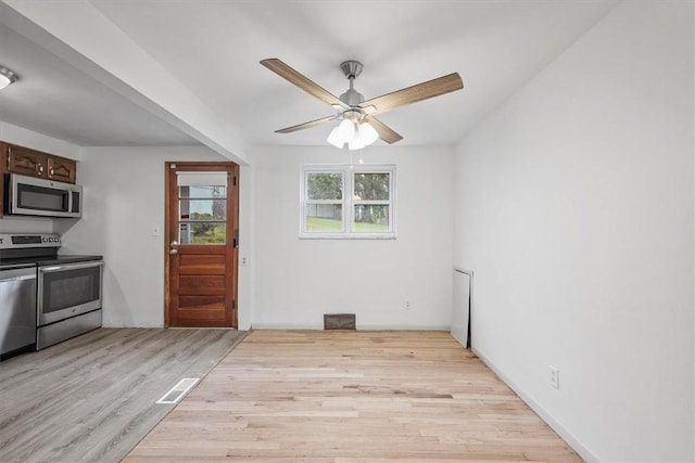 kitchen featuring ceiling fan, appliances with stainless steel finishes, dark brown cabinets, and light hardwood / wood-style floors