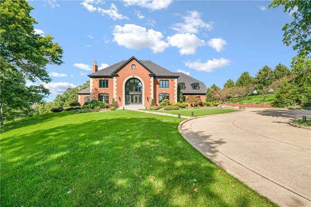 view of front of house featuring a front lawn