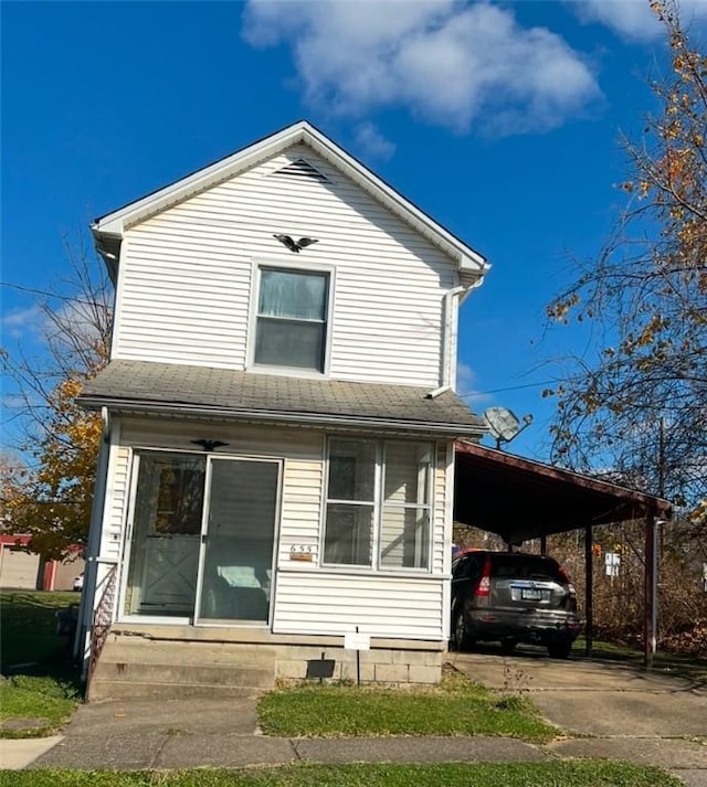 view of front of property featuring a carport