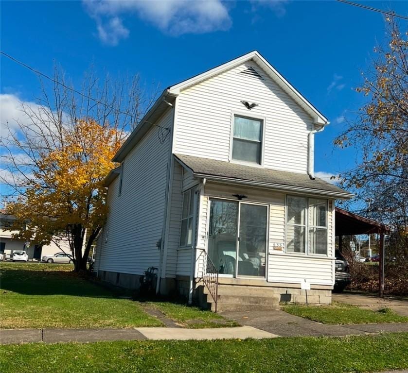 view of front of property with a front yard