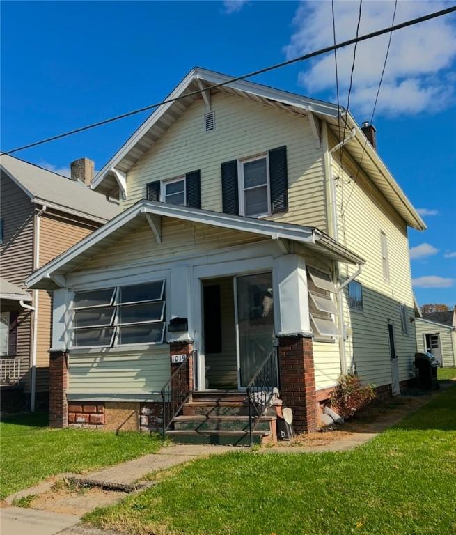 view of front of house featuring a front yard