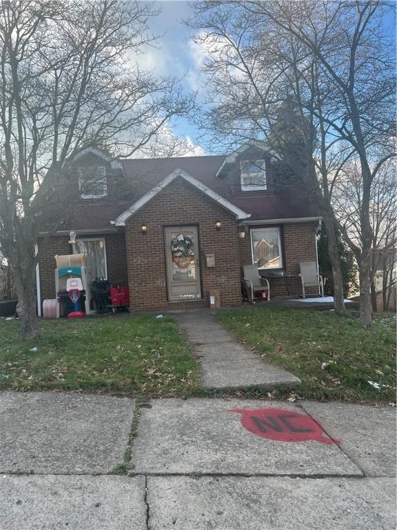 view of front of house with a front lawn