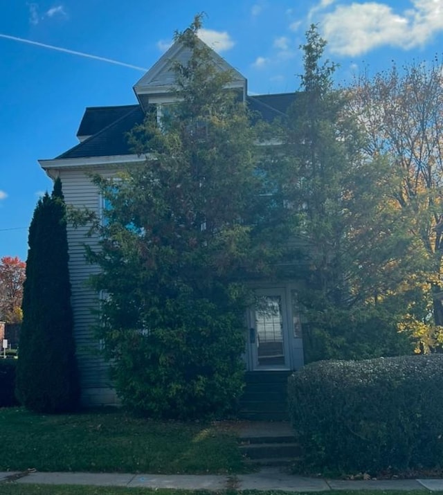 view of front of house featuring a front yard