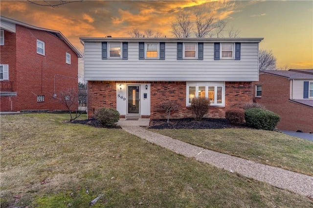 view of front of home featuring a lawn