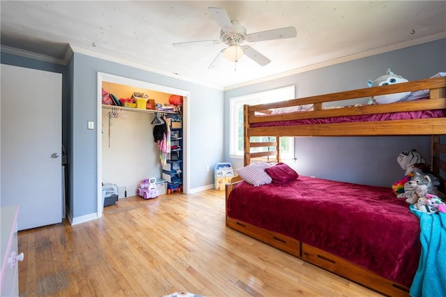 bedroom with crown molding, ceiling fan, light hardwood / wood-style floors, and a closet