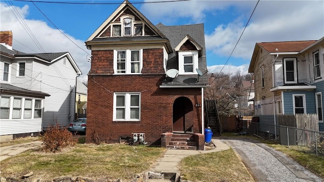 view of front of property featuring a front yard