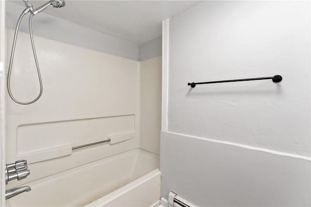 bathroom with bathtub / shower combination