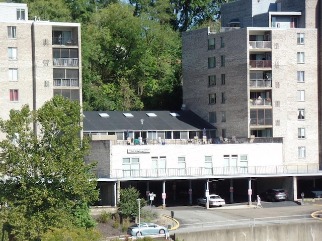 view of apartment building / complex