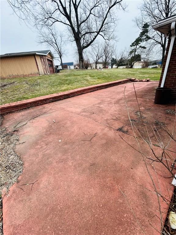 view of yard featuring a patio