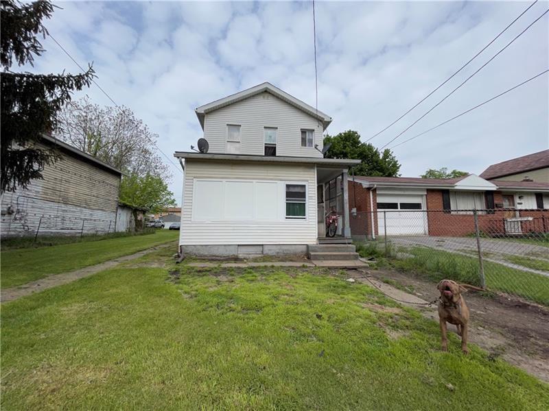 view of front of property with a front yard