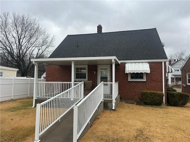 bungalow featuring a front lawn