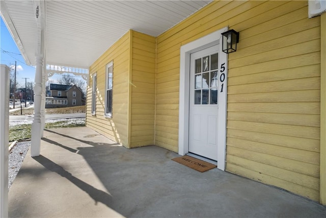 property entrance featuring a porch