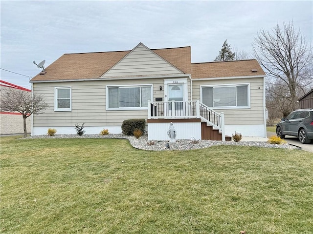 view of front of home featuring a front lawn