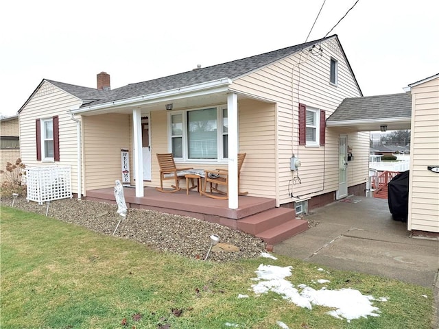 view of front of property with a porch and a front lawn