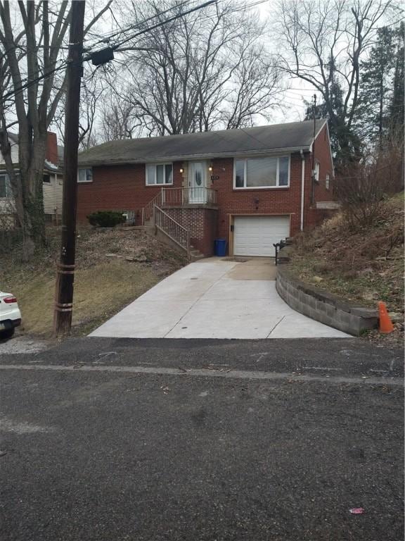 view of front facade featuring a garage