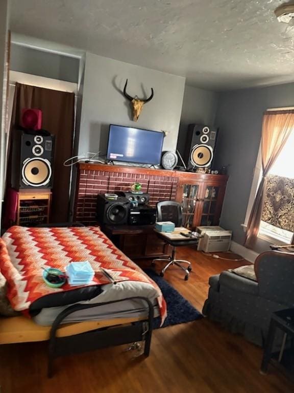 561/563 Sherman Ave, Sharon, PA 16146 - bedroom with wood finished floors and a textured ceiling