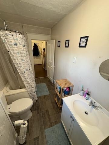 561/563 Sherman Ave, Sharon, PA 16146 - full bath featuring wood finished floors, vanity, toilet, and shower / tub combo