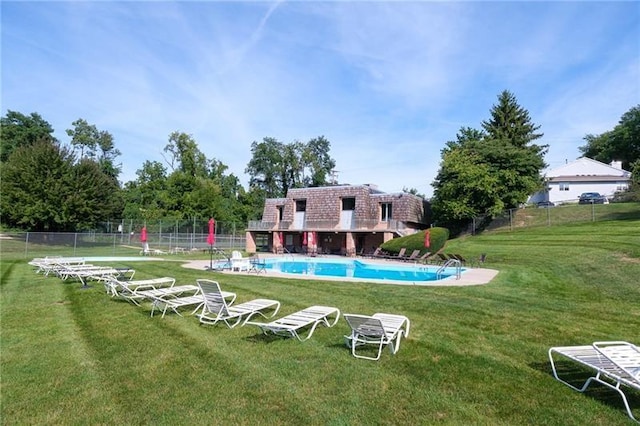 view of swimming pool featuring a yard