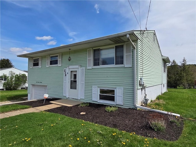 216 Karen Dr, Allegheny Twp Wml, PA 15613 - bi-level home featuring a front lawn and a garage