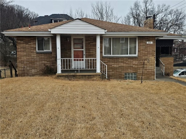 view of front facade with a front lawn