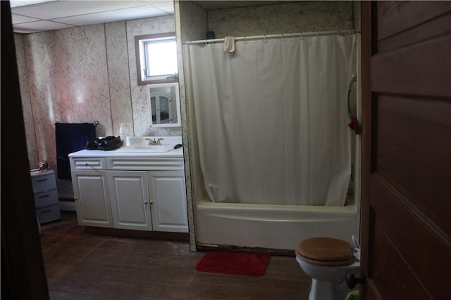 bathroom featuring hardwood / wood-style floors, a paneled ceiling, vanity, and shower / tub combo