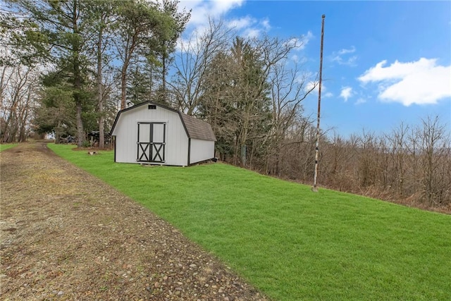 view of yard featuring a storage shed