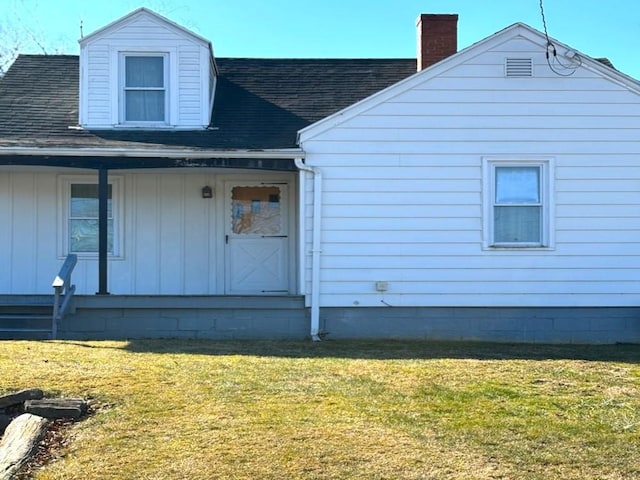 view of front of home with a front yard