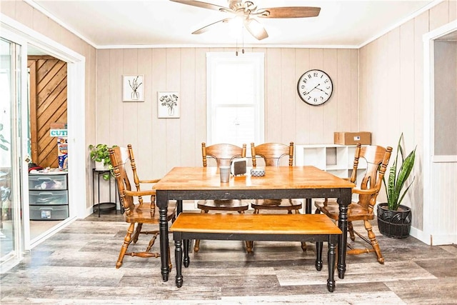 dining area with ceiling fan, crown molding, and hardwood / wood-style floors