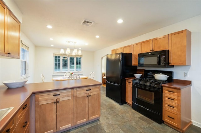 kitchen featuring a chandelier, sink, black appliances, kitchen peninsula, and hanging light fixtures