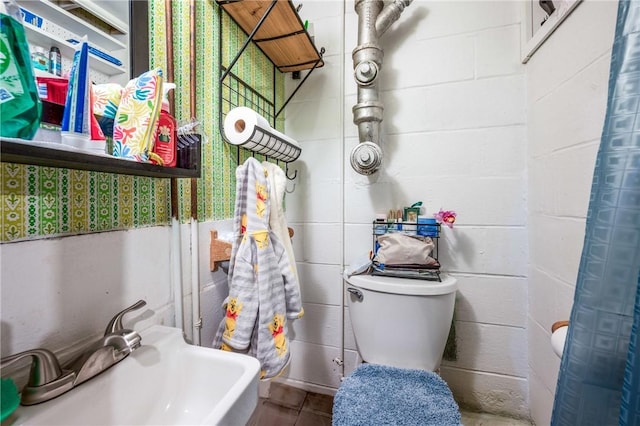 bathroom featuring sink and toilet