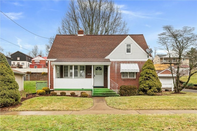 view of front of house featuring a front lawn