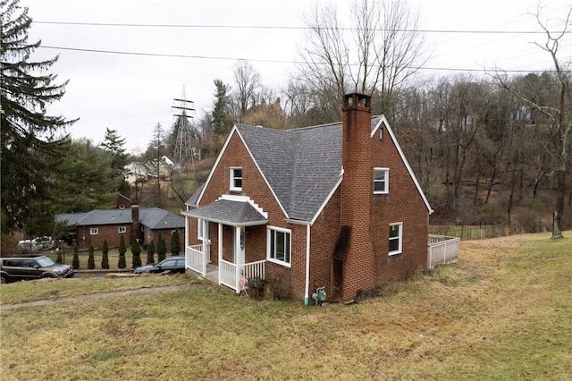 view of front of property with a front lawn