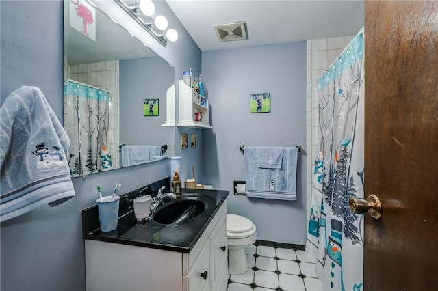 full bath featuring toilet, tile patterned floors, a shower with shower curtain, baseboards, and vanity