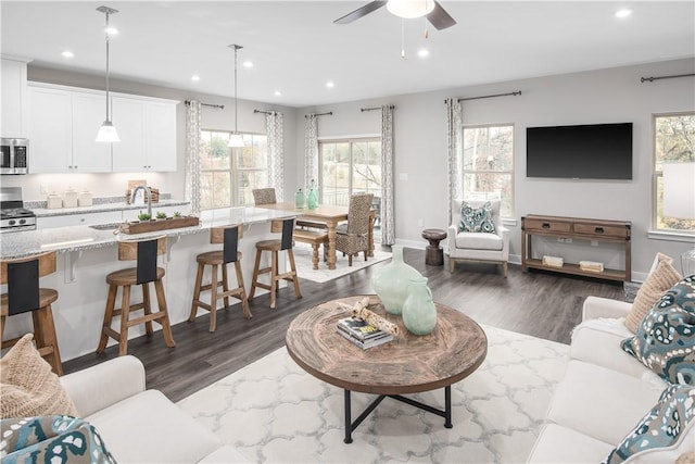 living area featuring dark wood-style floors, recessed lighting, baseboards, and a ceiling fan