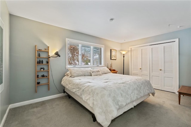 bedroom featuring a closet, baseboards, and carpet flooring