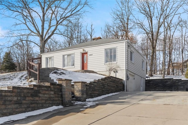 view of front of property featuring a garage and driveway